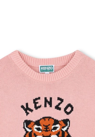 Różowy sweter robiony na drutach z okrągłym dekoltem, zdobiony czarno-pomarańczową grafiką tygrysa oraz słowem "KENZO" w odważnych literach powyżej.