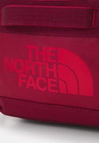 The North Face BASE CAMP VOYAGER DUFFEL 42L UNISEX - Holdall - beetroot/red