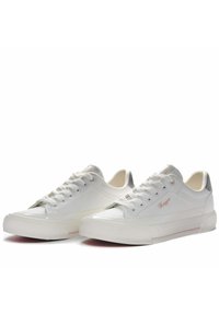 Zapatillas blancas con un acabado brillante, diseño con cordones, punta redondeada y un acento en el talón de color gris contrastante. Presenta un sutil logotipo de la marca en rosa.