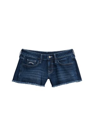 Bermudas de mezclilla con un lavado azul oscuro, dobladillo deshilachado y estilo tradicional de cinco bolsillos. Cuenta con un parche de marca en el bolsillo trasero.