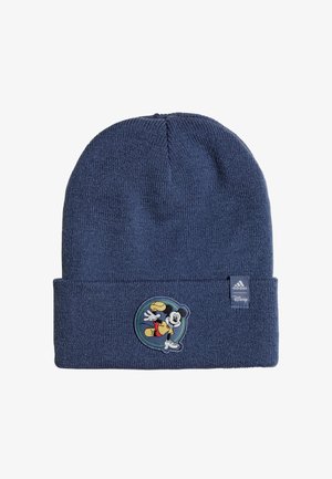 Gorro de punto azul marino con puño doblado, que presenta un parche circular de Mickey Mouse y una etiqueta del logo de Adidas. Textura suave y ajuste elástico.