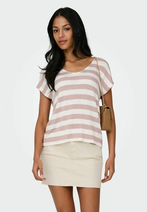Gestreept topje met korte mouwen in lichtroze en wit, met een V-hals. Gecombineerd met een beige rok en een kleine tan crossbody tas.