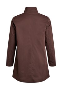 Brauner langer Mantel mit hohem Kragen, gefertigt aus glattem, strukturiertem Stoff mit geradem Schnitt. Keine sichtbaren Verschlüsse oder Verzierungen.