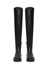 Para czarnych kozaków skórzanych do kolan z grubą podeszwą i bocznymi zamkami, stojących prosto na białym tle.