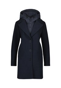 Tmavě modrý kabát s výrazným střihem, velkým zářezovým límcem, pěti knoflíky vpředu a zateplenou kapucí. Hladká textura látky.