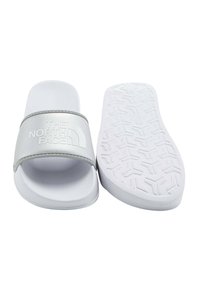 Grå slip-on sandaler med en teksturert hvit såle. Stroppen er blank grå med "THE NORTH FACE" logoen preget. Smooth, lett design.