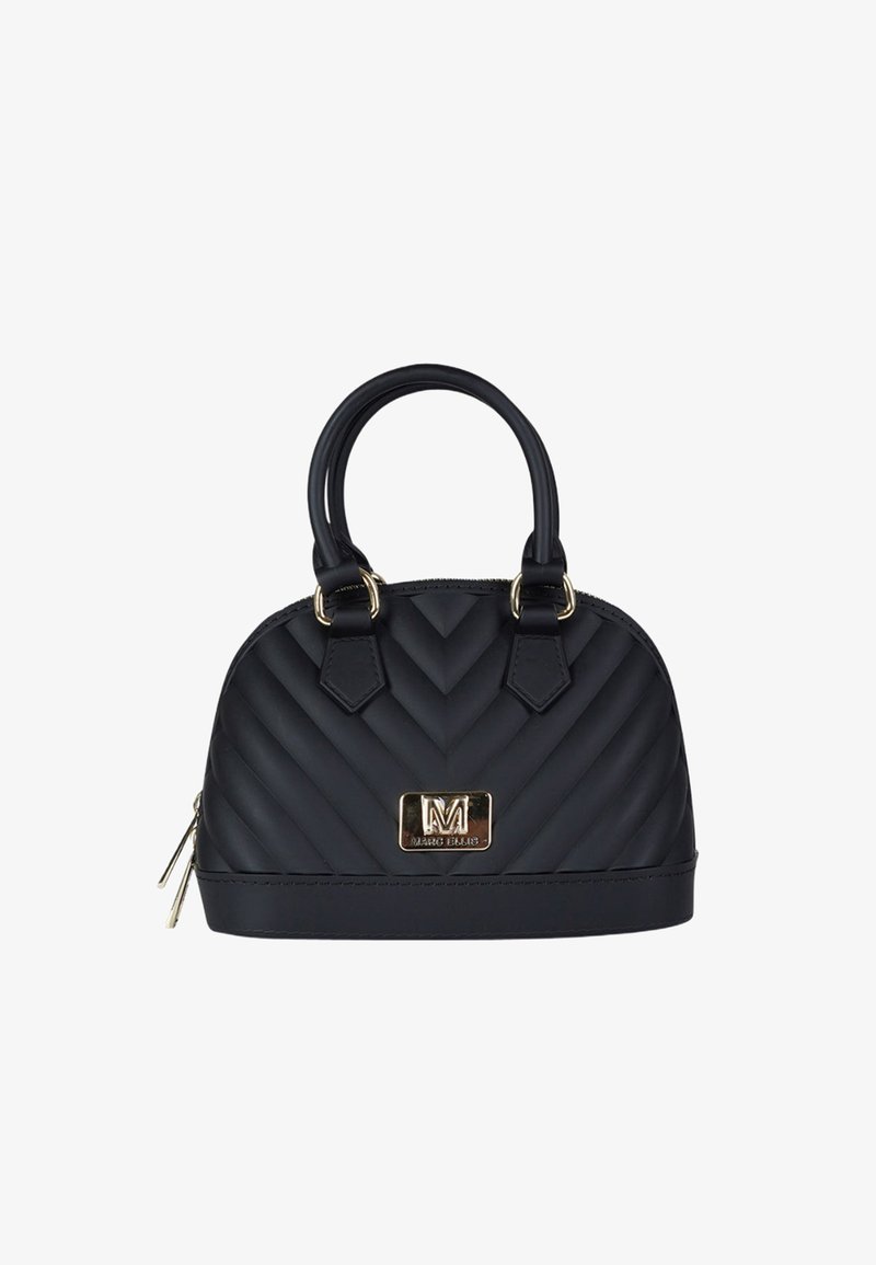 Bolso negro acolchado con asas redondeadas, herrajes dorados y una placa rectangular con el logo dorado en el frente.