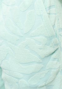 Φωτεινό γαλάζιο ύφασμα με ανάγλυφα, υφή αφηρημένα μοτίβα φύλλων σε απαλό, διαφανές υλικό.