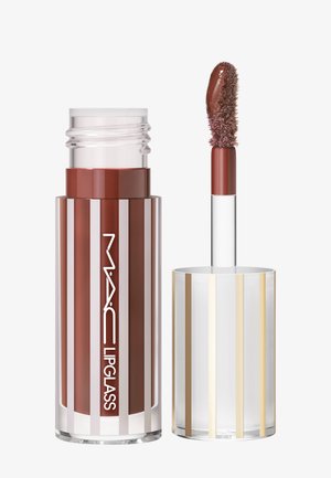 Lipglass MAC con contenitore trasparente caratterizzato da strisce verticali bianche e applicatore con lucidalabbra marrone.