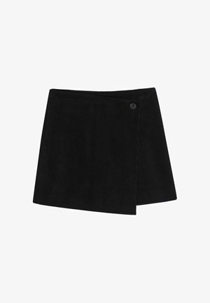 Czarna mini spódnica z korduroju o kroju kopertowym, z zapięciem na guzik po lewej stronie oraz teksturowaną, prążkowaną powierzchnią.