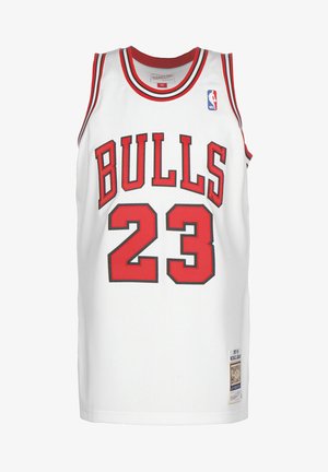 Weisse Basketballtrikot mit roter "BULLS"-Schrift und der Nummer "23", ausgestattet mit Netzstruktur, schwarzen Akzenten und einem NBA-Logo-Patch.