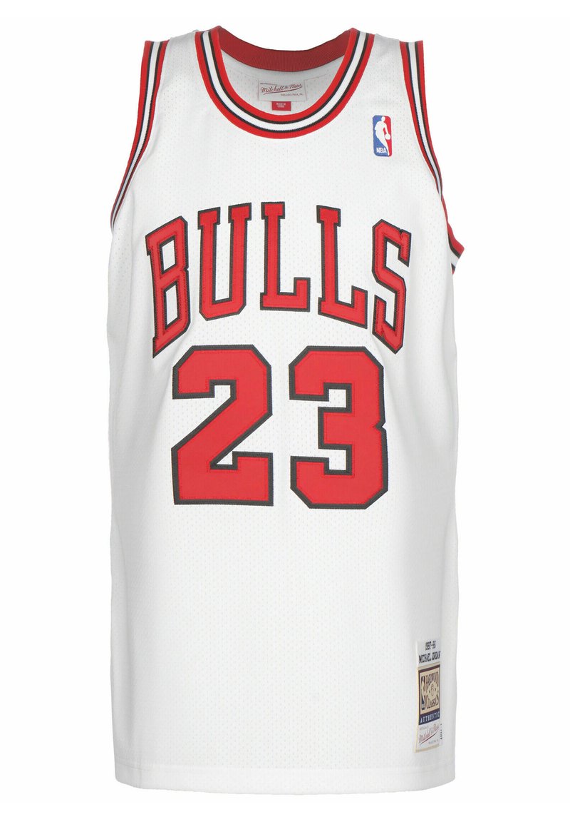 Maglia da basket bianca con scritta rossa "BULLS" e numero "23", caratterizzata da una texture a rete, accenti neri e patch con il logo NBA.