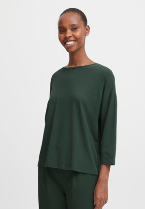 Groene, lange mouwen shirt met een relaxte pasvorm, ronde halslijn en een gladde, zachte textuur. Gecombineerd met bijpassende broek.