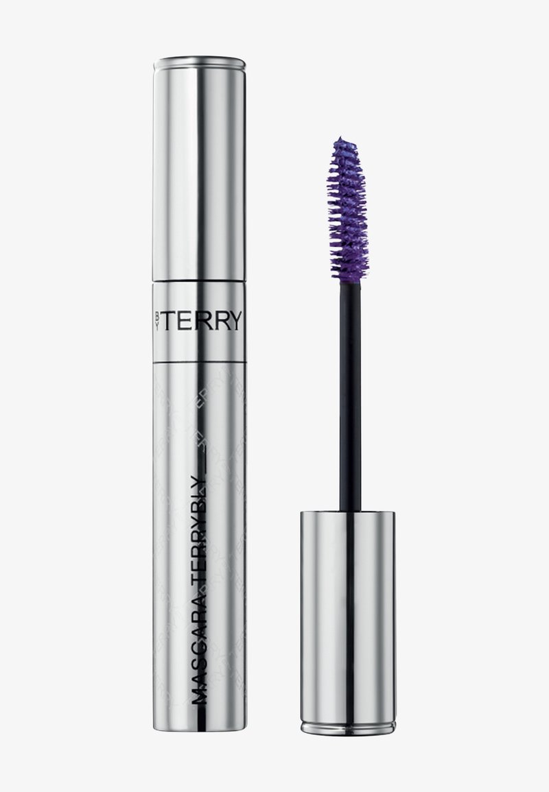 Mascara violet avec une brosse à poils texturés. Tube cylindrique argenté avec texte en relief. La brosse est noire, conçue pour une application précise.