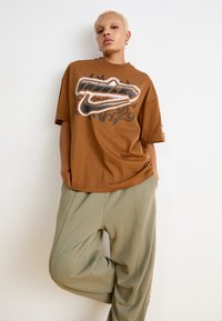 Nike Sportswear DANCE TEE - Apdrukāts T-krekls - light british tan