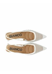 Pantofi slingback albi, cu vârful ascuțit, din plasă, cu interior bej și logo-ul "BIANCO". Au un model texturat și un toc subțire.
