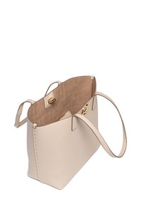 Borsa tote in pelle beige con un esterno texture, apertura superiore, due manici e un interno morbido simile alla pelle scamosciata. Presenta dettagli in hardware color oro.