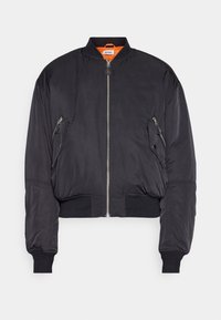 Schwarze, verkürzte Bomberjacke aus glattem Stoff mit orangefarbenem Innenfutter, einem Frontreißverschluss und zwei seitlichen Reißverschlusstaschen.