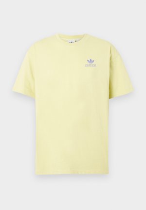 Heled kollane puuvillane T-särk lühikeste varrukatega, millel on vasakul rinnal väike lilla Adidas'i logo. Lihtne, sirge lõikega disain.