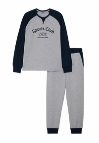 Maglietta grigia a maniche lunghe con maniche raglan blu navy, con stampa "Sports Club". Pantaloni della tuta grigi con polsini blu navy, che si abbinano al design della maglietta.