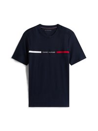 Sötétkék pamut póló rövid ujjakkal, amelyen fehér és piros vízszintes csík található, középen a "TOMMY HILFIGER" logóval.
