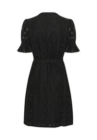 Rochie neagră cu mâneci scurte evazate, textură din dantelă florală, talie strânsă și tiv până la genunchi. Are un corset structurat și o fustă evazată.