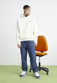 Carhartt WIP HOODED AMERICAN SCRIPT - Felpa con cappuccio - wax