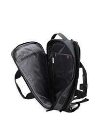 Sac à dos noir et gris entièrement ouvert, montrant plusieurs compartiments zippés et des sections rembourrées à l'intérieur pour un rangement organisé.