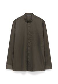 Donker olijfgroene langslavende shirt met een mandarijnkraag, enkele borstzak en een gladde, matte stof textuur.
