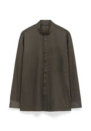 Camicia a maniche lunghe verde oliva scuro con colletto alla mandarino, taschino sul petto e una texture del tessuto liscia e opaca.