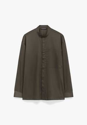 Dunkelolivgrünes langärmliges Hemd mit Stehkragen, einer Brusttasche und einer glatten, matten Stofftextur.