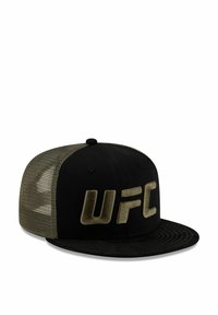 Schwarze Baseballmütze mit flacher Krempe. Verfügt über einen strukturierten Netzrücken und ein auffälliges, gesticktes UFC-Logo in olivgrün an der Vorderseite.