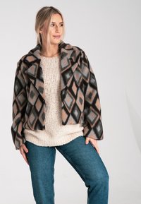 Kurze Jacke aus Wollmischung im geometrischen Diamantmuster in Brauntönen, Grau und Schwarz. Verfügt über einen breiten Kragen und einen einzelnen Knopfverschluss.