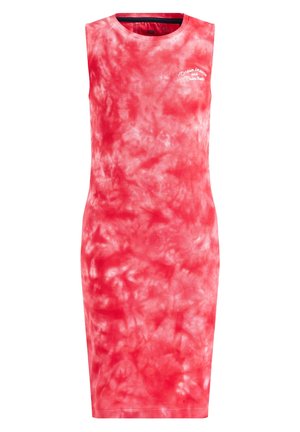 Sukienka bez rękawów do kolan w czerwono-biały wzór tie-dye, z okrągłym dekoltem i małym białym napisem "Ocean breeze and Palm trees" na piersi.