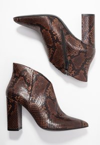 Brązowe botki za kostkę z motywem wężowej skóry, z ostrym noskiem, teksturowaną skórą i bocznym zamkiem błyskawicznym. Grube, kwadratowe obcasy.