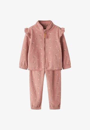 Mikina a kalhoty z fleecu v jemně růžové barvě s květinovým potiskem. Mikina má volánkové ramena a přední zip, kalhoty mají elastický pas.
