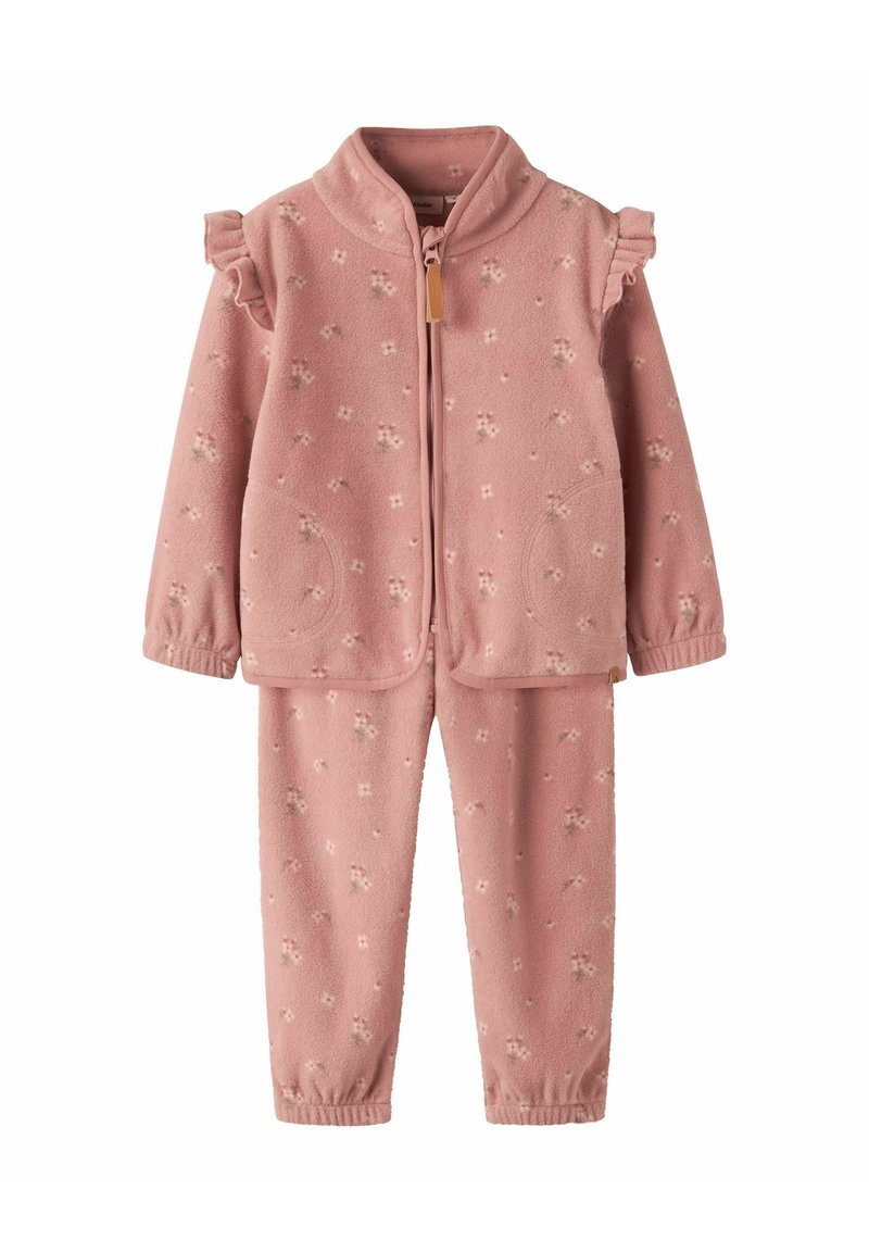 Fleecepuku pehmeas roosas lillekirjaga. Jakk on varustatud volangiõlgade ja lukuga esimesel poolel, millega on kaasas elastse vöökohaga püksid.