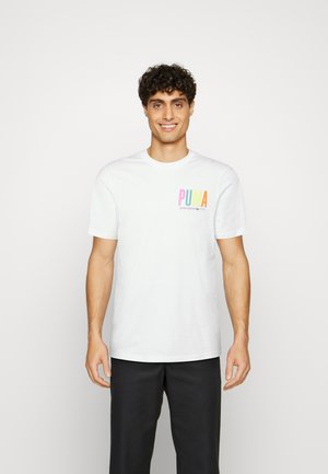 Camiseta blanca de manga corta hecha de algodón. Presenta un logo de Puma multicolor en el lado izquierdo del pecho y un cuello redondo.