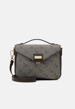 Rechthoekige grijze handtas met donkerbruin accent, bedrukt met kleine donkere logo's, gouden sluiting, bovenhandvat en afneembare schouderriem.