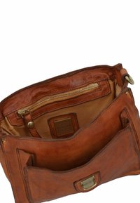 Borsa a mano in pelle marrone con una texture morbida, dotata di una tasca con zip, un ampio interno e una patta frontale con chiusura. Made in Italy.