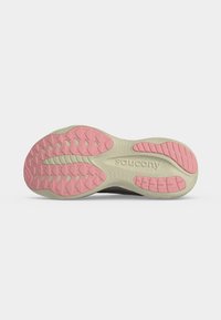 Semelle d'une chaussure de course Saucony avec des zones d'accroche en caoutchouc rose sur une base beige, montrant un motif de bande de roulement texturé et le nom de la marque.