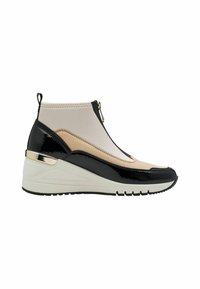 Botine cu toc wedge, cu vârf din piele patent neagră, parte superioară din textil bej cu un fermoar auriu și o talpă wedge texturată albă.