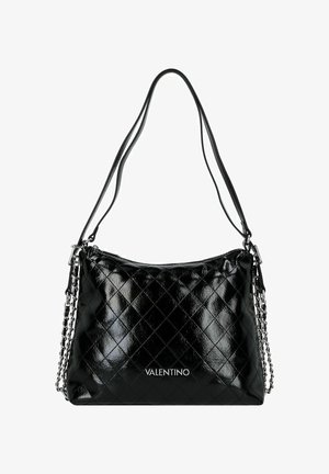 Sac à main en cuir verni matelassé noir avec chaîne et bandoulière en argent. Doté d'une fermeture zippée sur le dessus et d'un logo visible sur le devant.