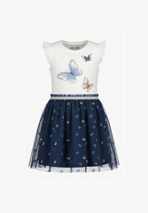 Robe blanche sans manches avec épaules à volants, imprimés de papillons bleus et beiges sur le dessus, jupe en tulle bleu marine avec motif papillon, et ceinture argentée.