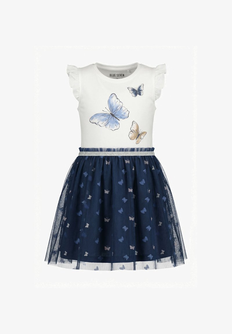 Vestito bianco senza maniche con spalle arricciate, stampe di farfalle blu e beige sulla parte superiore, gonna in tulle blu navy con motivo a farfalle e cintura argento.
