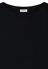 T-shirt noir col rond avec une étiquette blanche portant la mention "CECIL" à l'intérieur de l'encolure.