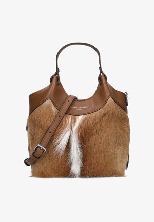 Borsa a mano in pelle marrone con dettagli in pelliccia, caratterizzata da un design strutturato, manici corti e una tracolla removibile. Dettaglio in pelliccia bianca particolarmente evidente.