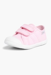Rosa Leinenschuh mit zwei Klettverschlüssen, weißer Gummikappe und strukturiertem weißen Sohlen. Die Seite weist gestickte Streifen und Branding auf.