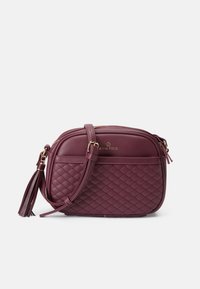 Bordo prošívaná kabelka přes rameno vyrobená z syntetického materiálu, s uzávěrem na zip, nastavitelným popruhem a dekorativním třásněm. Zlaté kovové akcenty.