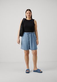 ONLY Carmakoma CARPEMA LIFE - Short en jean - medium blue denim